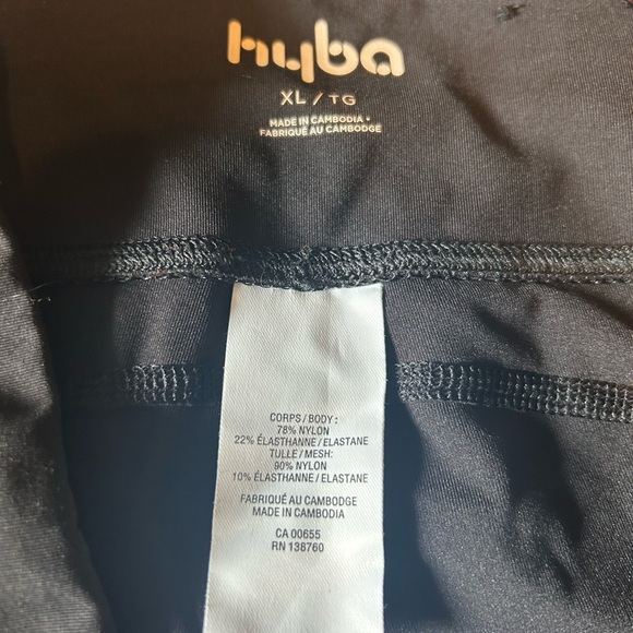 Capris Leggings with mesh detail. - Picture 3 of 4